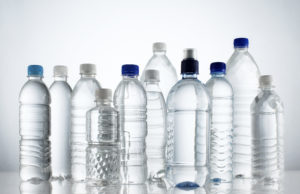 Pirja e ujit me shishe dhe gota plastike shkakton migrenë