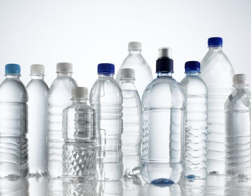 Pirja e ujit me shishe dhe gota plastike shkakton migrenë