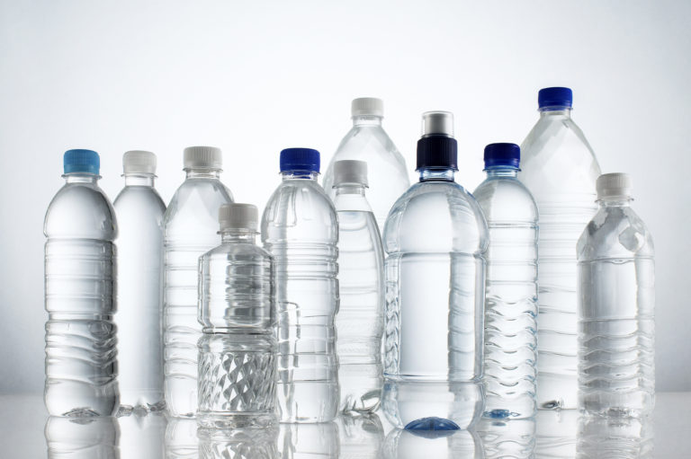 Pirja e ujit me shishe dhe gota plastike shkakton migrenë