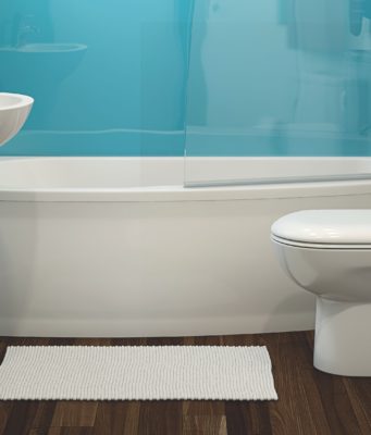 A është e lejuar të pastrohesh në banjë me një ujë të cilit i është lexuar Kuran?!