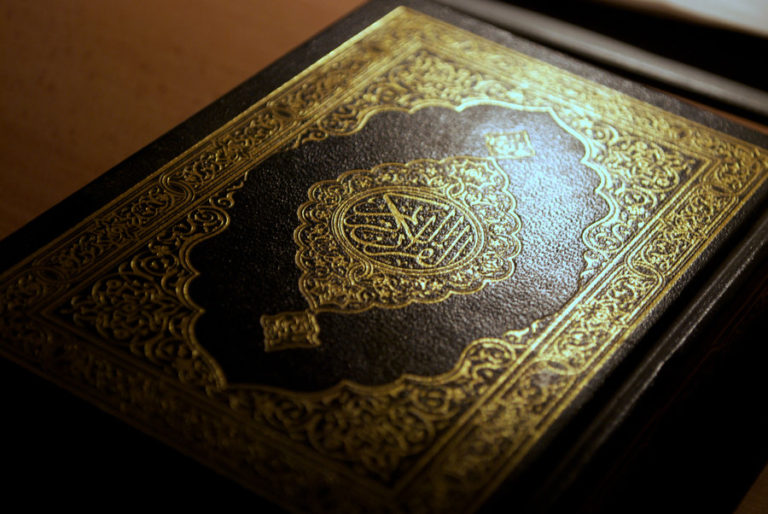 A konsiderohet shpërfillje ndaj Kuranit nëse ai vetëm dëgjohet dhe nuk lexohet?