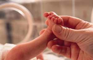 Ç’DUHET BËRË BESIMTARI KUR I LIND FËMIJA?