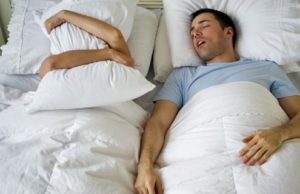 Ushqimet që parandalojnë gërhitjen gjatë gjumit