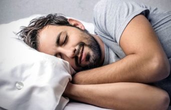 Pejgamberi (salall-llahu alejhi ue selem) para se të shtrihej për të fjetur,ulej mbi shtrat, ngrinte shuplakat drejt fytyrës e këndonte suret