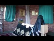 Çfarë ndodh me atë person që i lutet të vdekurit?