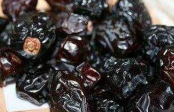 Ngrënia e shtatë (7) hurmave axhua në mëngjes