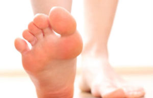 Si të largojmë erën rëndë të këmbëve