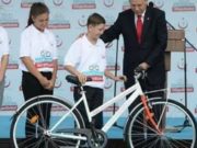 Erdogan: Biçikletë falas për çdo fëmijë që fal namazin e sabahut në Xhami