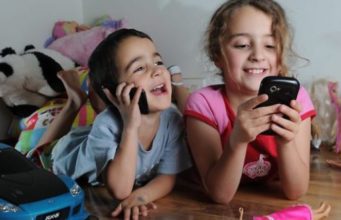 Sa janë të dëmshme për fëmijët lojërat në celular?