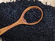 Shërimi nga kokrat e zeza, nga mjalti i pastër, hudra dhe qepa. Kombinimi i mrekullueshëm