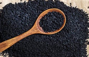 Shërimi nga kokrat e zeza, nga mjalti i pastër, hudra dhe qepa. Kombinimi i mrekullueshëm