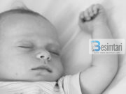 Prania e nënës zvogëlon dhimbjën tek foshnjet