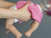 Ja pse nuk duhet të tronditni foshnjën tuaj (Foto lajm)