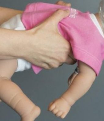 Ja pse nuk duhet të tronditni foshnjën tuaj (Foto lajm)