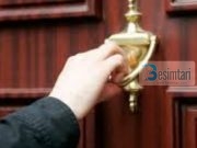 Si duhet të përgjigjet ai që troket kur e pyesin?