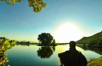 Sunduesi juaj qesh kur robi thotë