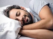 Kur të shkoni te shtrati, shkundeni atë me pjesën e brendshme të rrobës suaj, sepse nuk e dini se ç’ka rënë aty pas jush!