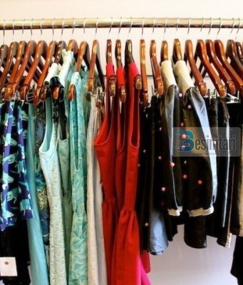 A lejohet veshja e rrobave në të cilat ka vizatime të kafshëve apo njeriut?