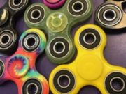 Çfarë janë fluturat “antistres” dhe a duhen lejuar fëmijët të luajnë me to?