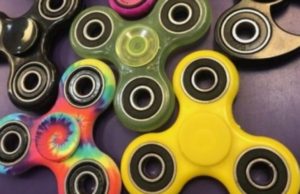 Çfarë janë fluturat “antistres” dhe a duhen lejuar fëmijët të luajnë me to?