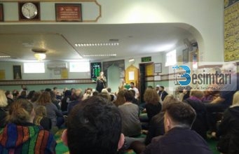 ‘Kush janë muslimanët? Hajde brenda xhamisë dhe kuptoje” është motoja e kësaj xhamie në Londër