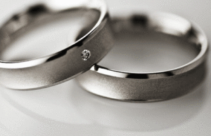 Sa duhet të qëndrojnë dy të fejuar pa u martuar