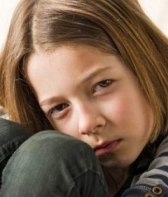 Fëmija juaj pëson dhunë, ndërkaq ju nuk jeni të vetëdijshëm: Shtatë shenja shqetësuese!