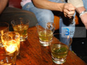 Shoku merr pije alkoolike në tavolinë