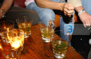 Shoku merr pije alkoolike në tavolinë