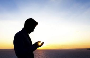 Allahu nuk ia kthen duart bosh robit kurai i ngre duart drejt Tij