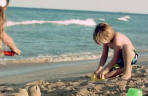 Mjekët paralajmërojnë prindërit: Ruani fëmijët nga i nxehti