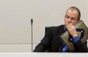 Pas fyerjes së Pejgamberit, konvertohet në Islam dhe qan pranë varrit të Pejgamberit