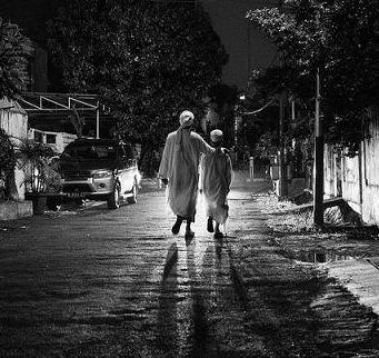 Nje njeri i mencur, i thote te birit: biri im! Ne jeten tende, mos hiq dore nga tri gjera.