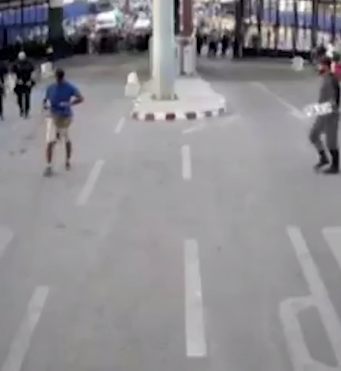 Ky sulmues me thikë shpartallohet nga policia në mënyrën më të pazakontë