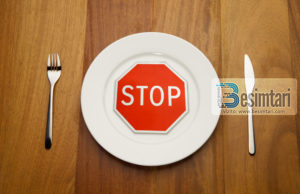 10 artikuj ushqimorë të cilët ASSESI nuk bën t’i hani në lukth të thatë