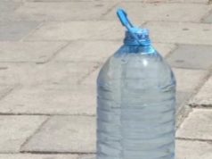 KUJDES!!! – Uji i ambalazhuar i ekspozuar nën diell krijon baktere