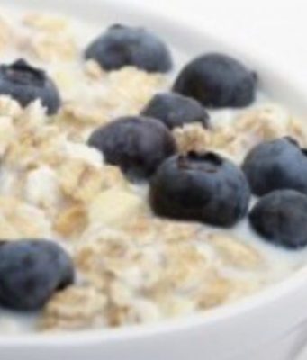 Kos me arrë kokosi dhe boronica, mëngjesi i duhur për të nisur ditën shëndetshëm