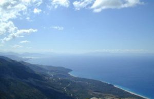 Deti qëndron në zjarr