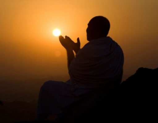 Vlera e atij që fal namazin në xhami dhe pret deri sa të fal namazin tjetër –