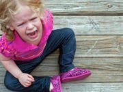 Si të silleni me një fëmijë që i kërkon gjërat me të qarë?