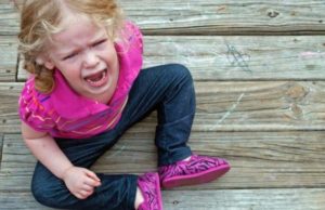 Si të silleni me një fëmijë që i kërkon gjërat me të qarë?