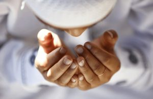 11- O ALLAH MË UDHËZO NË TË VËRTETËN, NË TË CILËN NJERËZIT NUK JANË PAJTUAR, ME LEJEN TËNDE, TI UDHËZON ATË QË DO, NË RRUGËN E DREJTË