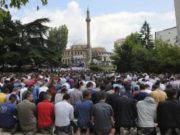 Cili është gabimi që bëjm në namaz