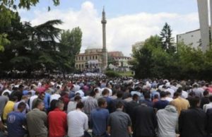 Cili është gabimi që bëjm në namaz