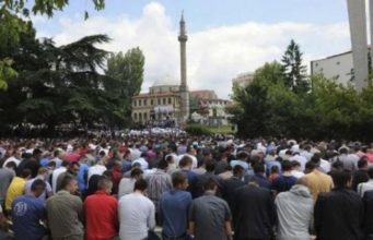 Cili është gabimi që bëjm në namaz