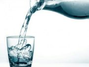 Çfarë i ndodh trupit po të pini ujë në mëngjes