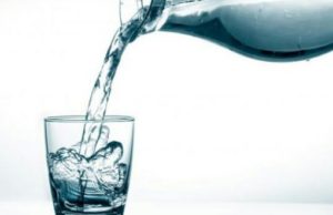 Çfarë i ndodh trupit po të pini ujë në mëngjes