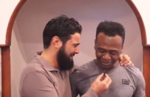 Shoku i tij e pranon Islami, ai nuk i mban lotët (VIDEO) –