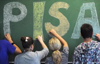 Shkatërrimi i popullit bëhet me uljen e nivelit të arsimit