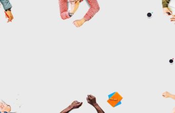 PSE KRITIKAT JANË MË TË SHPESHTA TE RINIA SE SA TE TË MOSHUARIT?